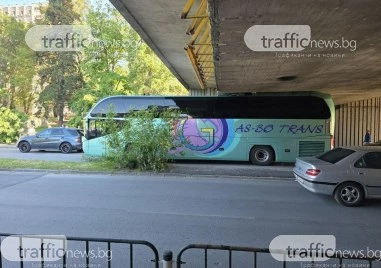 Дежа вю в Пловдив: Автобус „измери” височината на моста до УХТ и остана под него