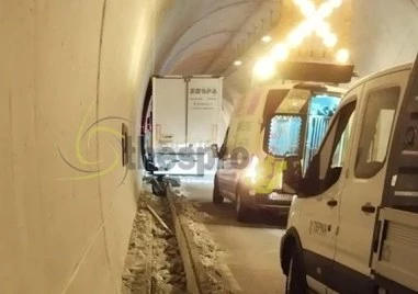 Пиян български тираджия помете 50 метра от тунел в Гърция и опита да избяга