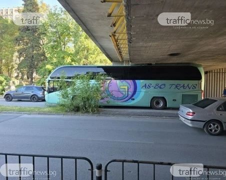 Дежа вю в Пловдив: Автобус „измери” височината на моста до УХТ и остана под него