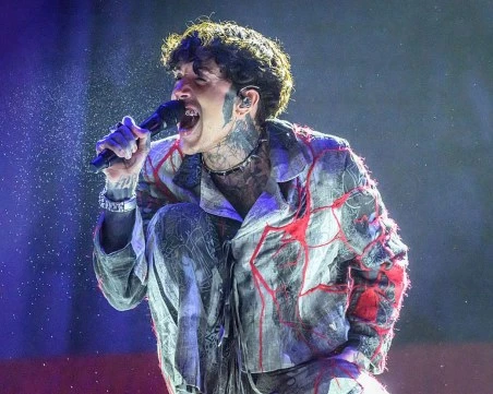 Фронтменът на Bring Me the Horizon със сътресение, след като фен го удари с телефон