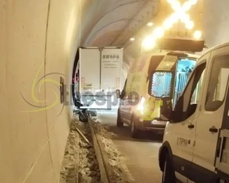 Пиян български тираджия помете 50 метра от тунел в Гърция и опита да избяга