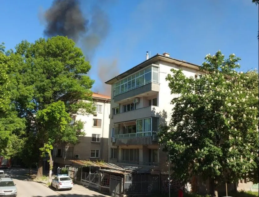 Пожар пламна до блокове в Кючука, отцепиха улица