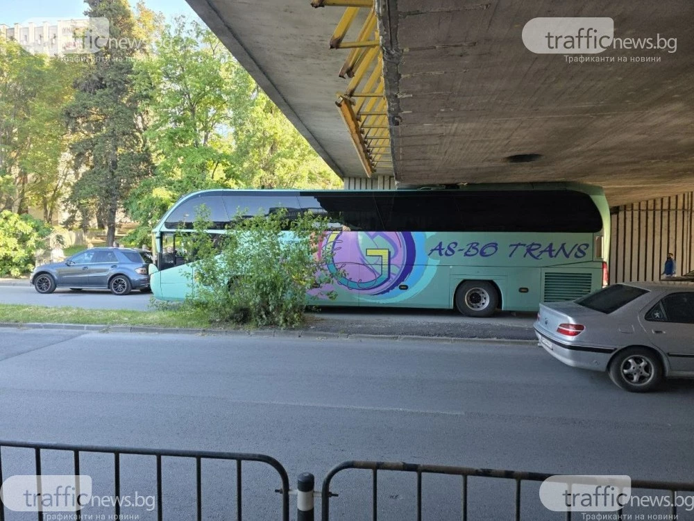 Дежа вю в Пловдив: Автобус „измери” височината на моста до УХТ и остана под него