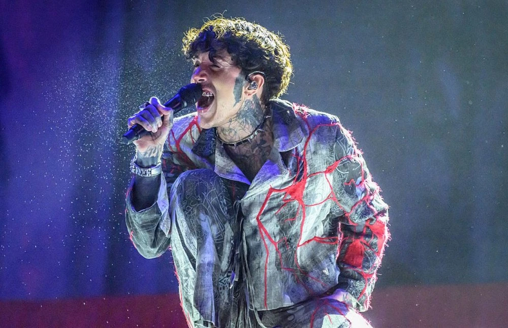 Фронтменът на Bring Me the Horizon със сътресение, след като фен го удари с телефон