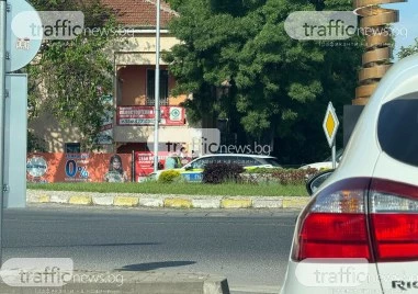 Автомобил удари мъж с електрическа тротинетка на Водната палата