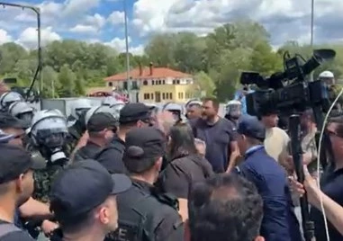 Напрежение на Кулата: Полицаи използваха сълзотворен газ срещу гръцки фермери