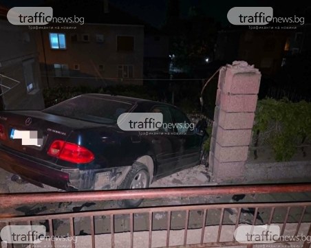 Мерцедес се вряза в ограда в асеновградски квартал, двама се разминаха с леки наранявания
