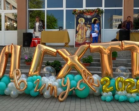 Последен училищен звънец за 12-класниците от Професионалната гимназия по хранителни технологии и техника