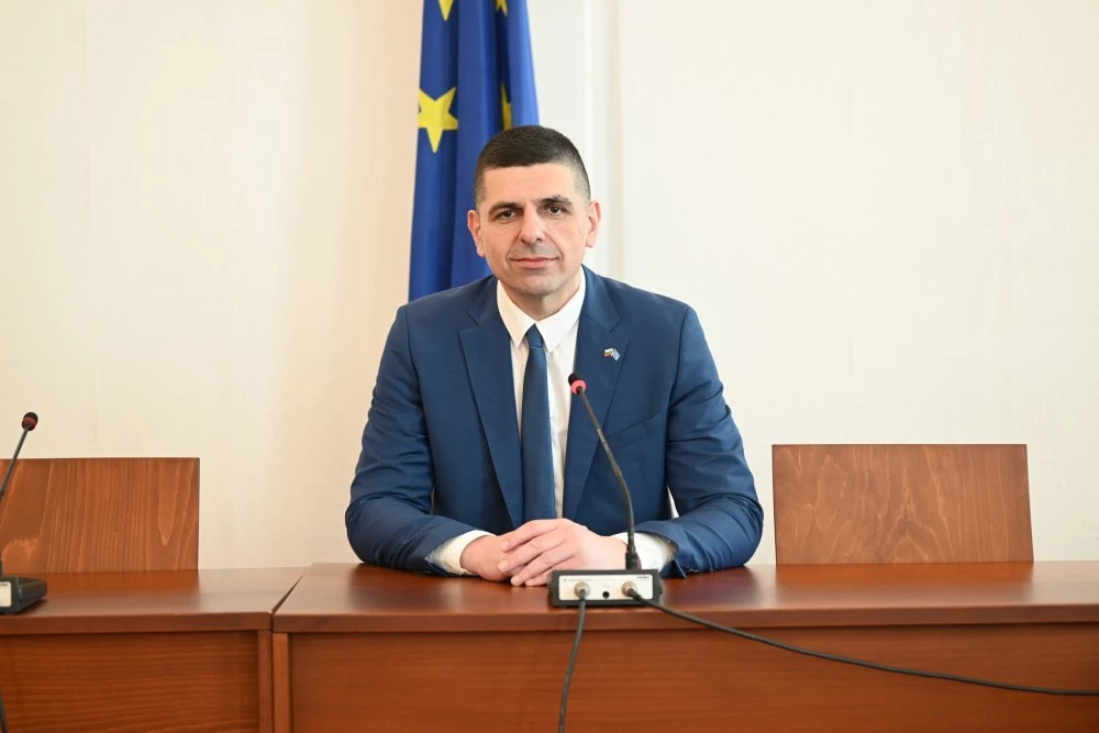 Депутатът Ивайло Мирчев е бил нападнат след спор за паркиране