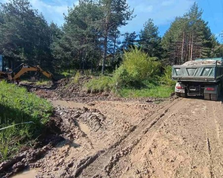 Пловдивчанин не издържа, нае багер и ремонтира път в Родопите