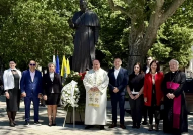 В Раковски откриха паметник на папа Франциск