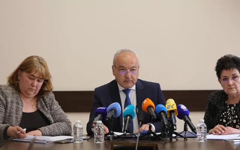Кабинетът реже заплатите на чиновници и министри