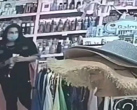 Камера засече крадла в магазин на центъра на Пловдив