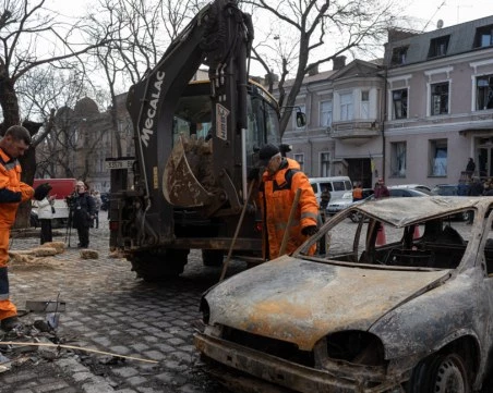 Нощна атака с дронове срещу Одеса, двама са ранени