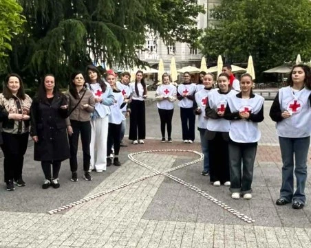 Със свещи във формата на червената панделка Пловдив почете засегнатите от ХИВ/СПИН