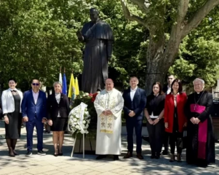 В Раковски откриха паметник на папа Франциск
