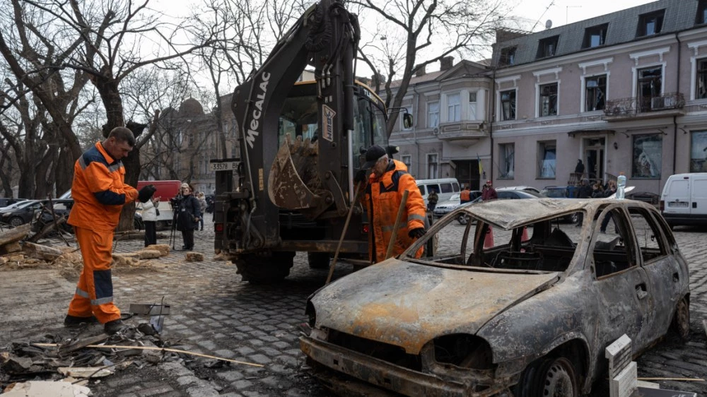 Нощна атака с дронове срещу Одеса, двама са ранени