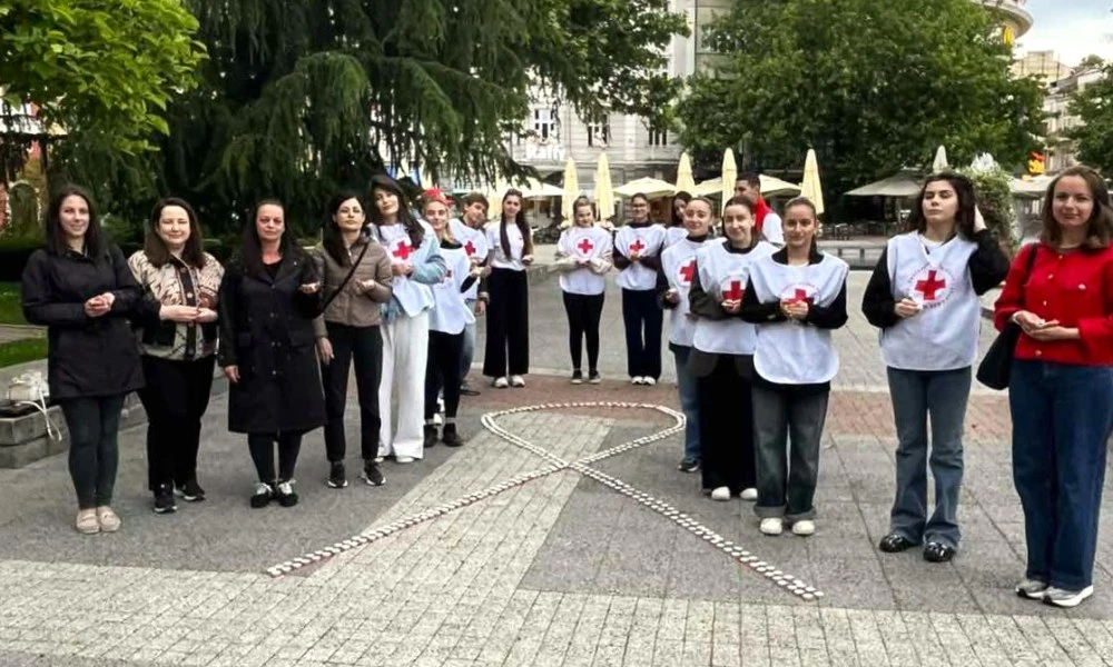 Със свещи във формата на червената панделка Пловдив почете засегнатите от ХИВ/СПИН