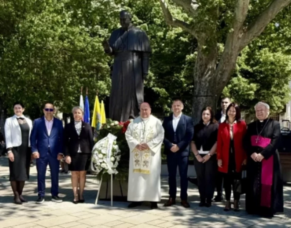 В Раковски откриха паметник на папа Франциск