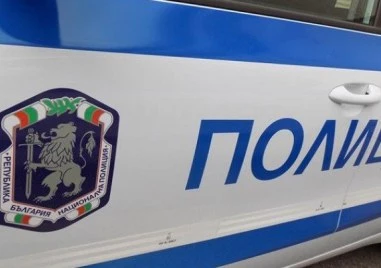 Мъж се барикадира и завари вратата на дома си, заплаши да убие майка си