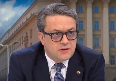 Тома Биков: Новите правила рискуват да превърнат парламента в гумен печат на Радев