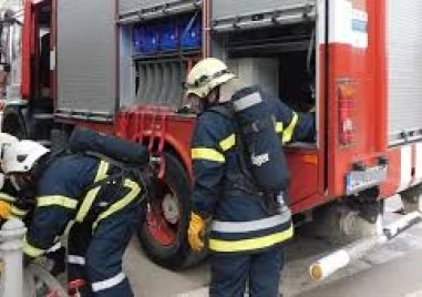 Трима души са в болница след пожар на магазин в Пловдив