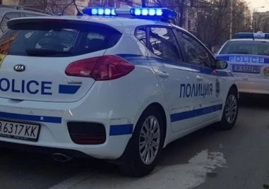 Задържаха двама за кражба на 100 000 евро от офис на автокъща