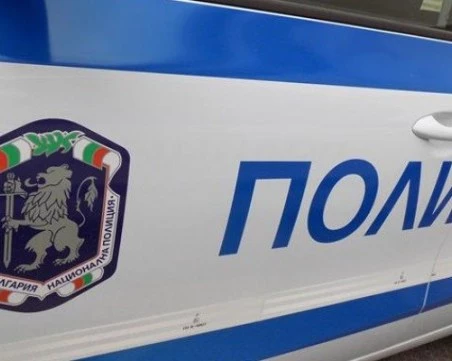 Мъж се барикадира и завари вратата на дома си, заплаши да убие майка си