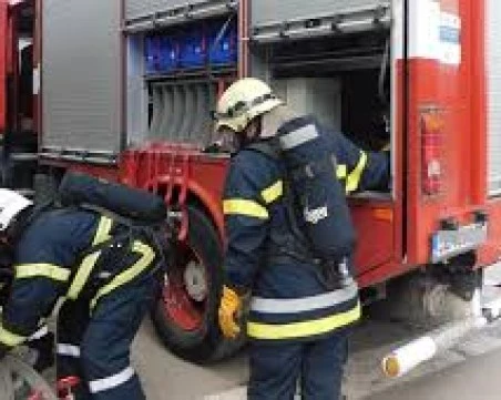 Трима души са в болница след пожар на магазин в Пловдив
