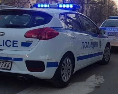 Задържаха двама за кражба на 100 000 евро от офис на автокъща