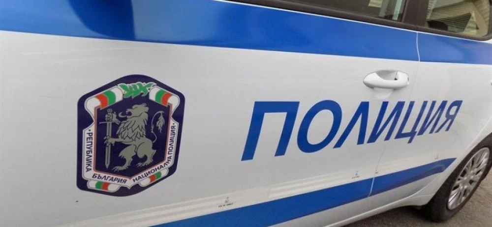 Мъж се барикадира и завари вратата на дома си, заплаши да убие майка си