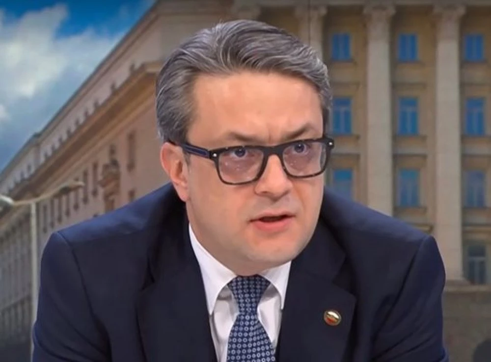 Тома Биков: Новите правила рискуват да превърнат парламента в гумен печат на Радев