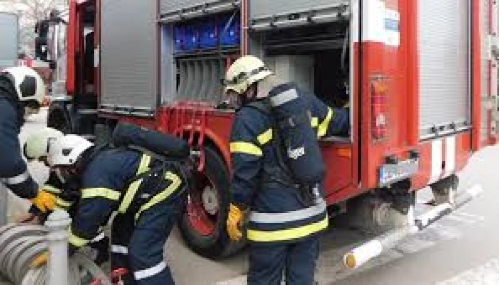 Трима души са в болница след пожар на магазин в Пловдив
