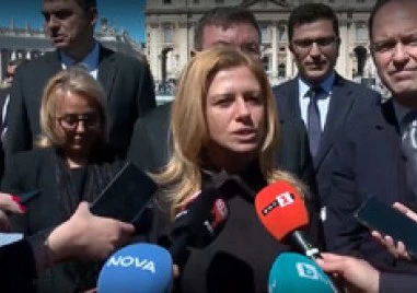 Българската делегация в Рим подари чипровски килим на папа Лъв XIV