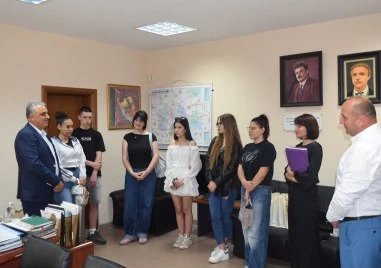 По инициатива на Община Марица три момичета от Труд получиха стипендии за университет от две фондации