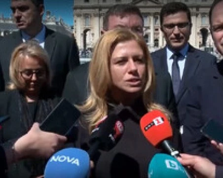 Българската делегация в Рим подари чипровски килим на папа Лъв XIV