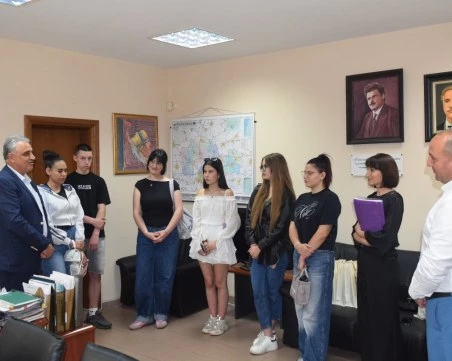 По инициатива на Община Марица три момичета от Труд получиха стипендии за университет от две фондации