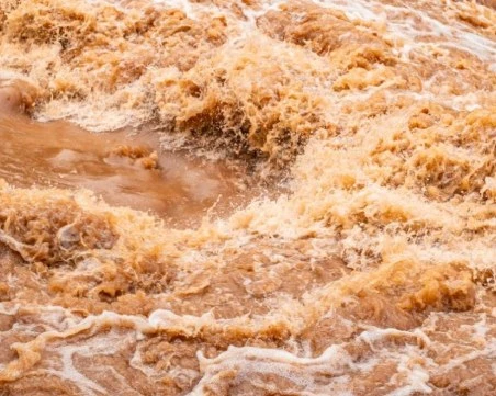 Стара река излезе от коритото си, повреди колектор край Карлово