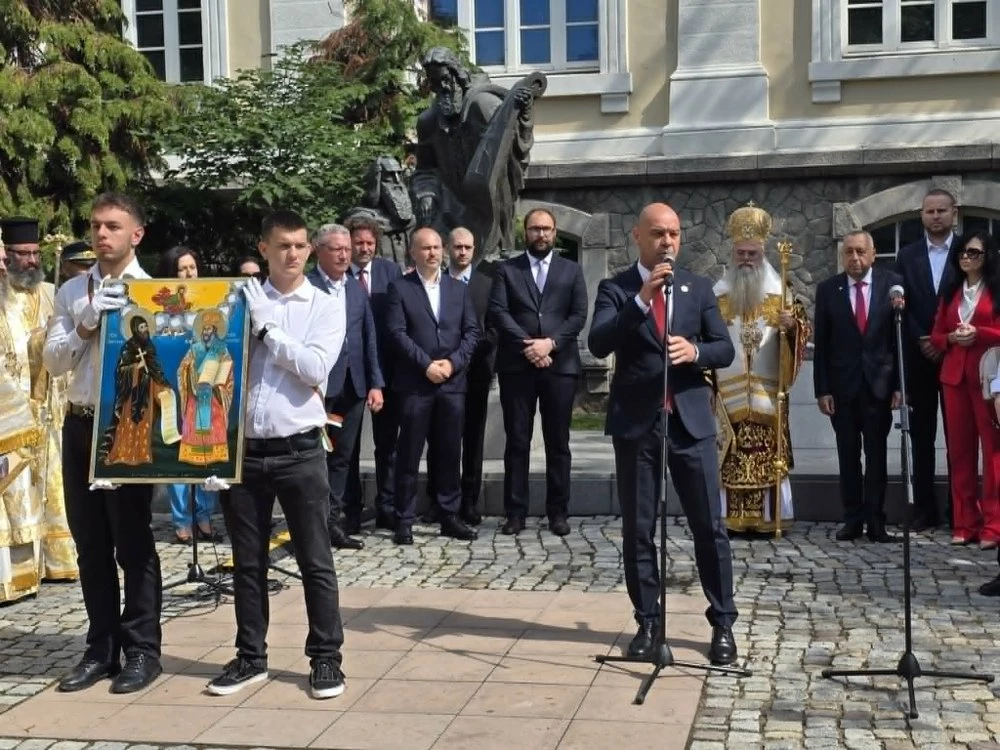 Пловдив отбеляза 24 май с многолюдно празнично шествие по Главната улица