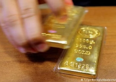 Златото поскъпна над 1%,  доларът и петролът поевтиняват