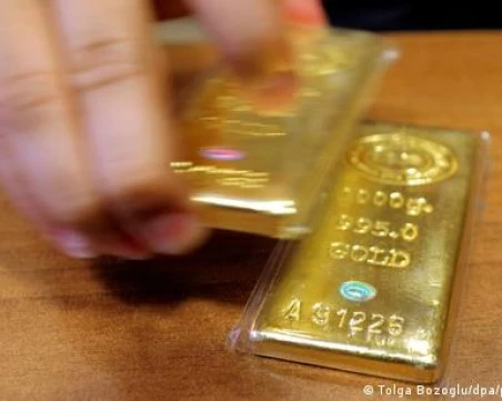 Златото поскъпна над 1%,  доларът и петролът поевтиняват