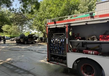 Автомобил се запали в движение в натоварено кръстовище в Пловдив ВИДЕО