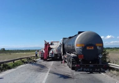Екшън край Пловдив: Обърната цистерна с киселина затвори района на „Скобелева майка