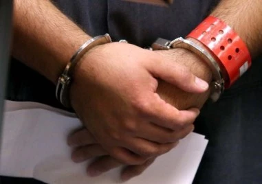 Мъж нападна с нож магазинери и полицай в София
