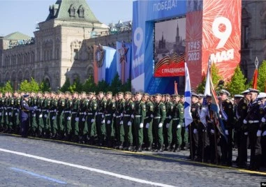Москва увеличава армията, като опрощава дългове