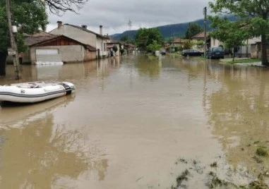 Пострадала от наводнението в Севлиево: Едвам се спасихме, водата ми беше до шията