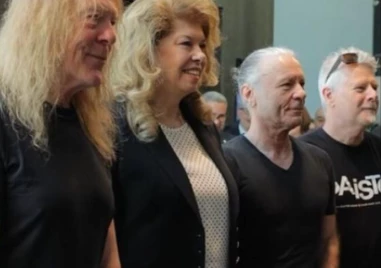 Президентът Йотова се срещна с музикантите от Iron Maiden