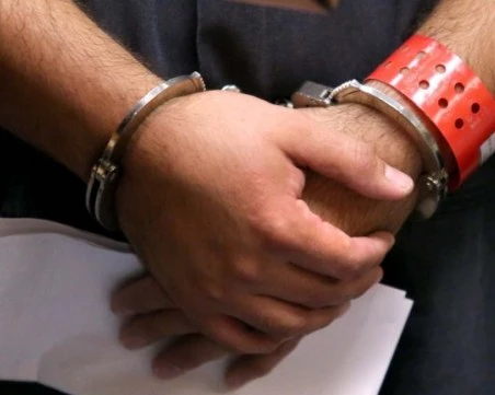 Мъж нападна с нож магазинери и полицай в София