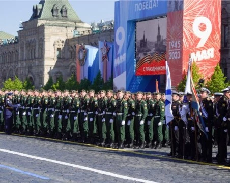Москва увеличава армията, като опрощава дългове