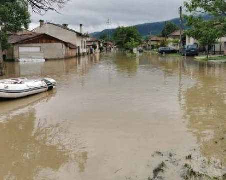 Пострадала от наводнението в Севлиево: Едвам се спасихме, водата ми беше до шията